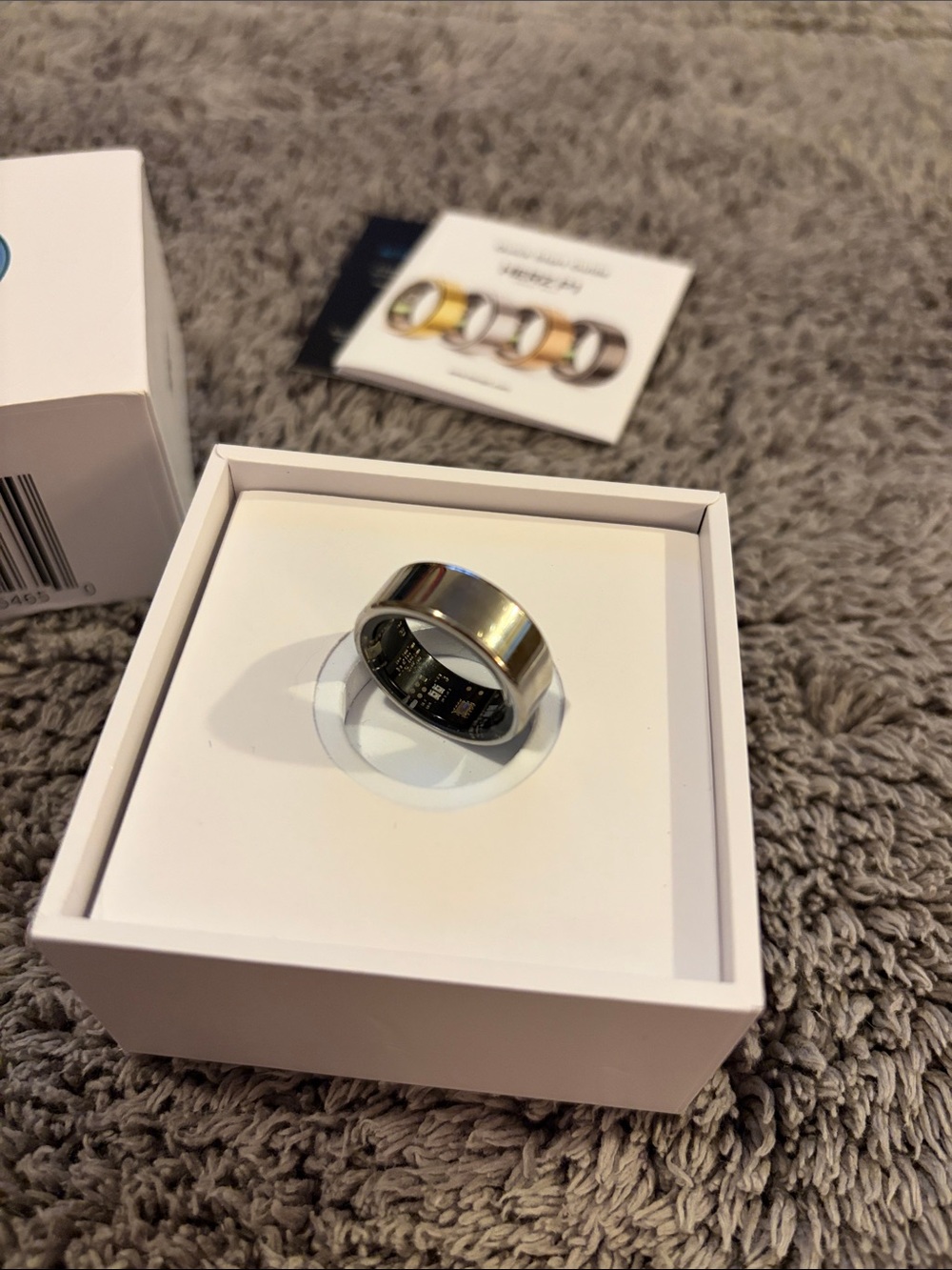 HERZ P1 Smart Ring in Silver with Black Inner Bezel - Picture 2 of 4